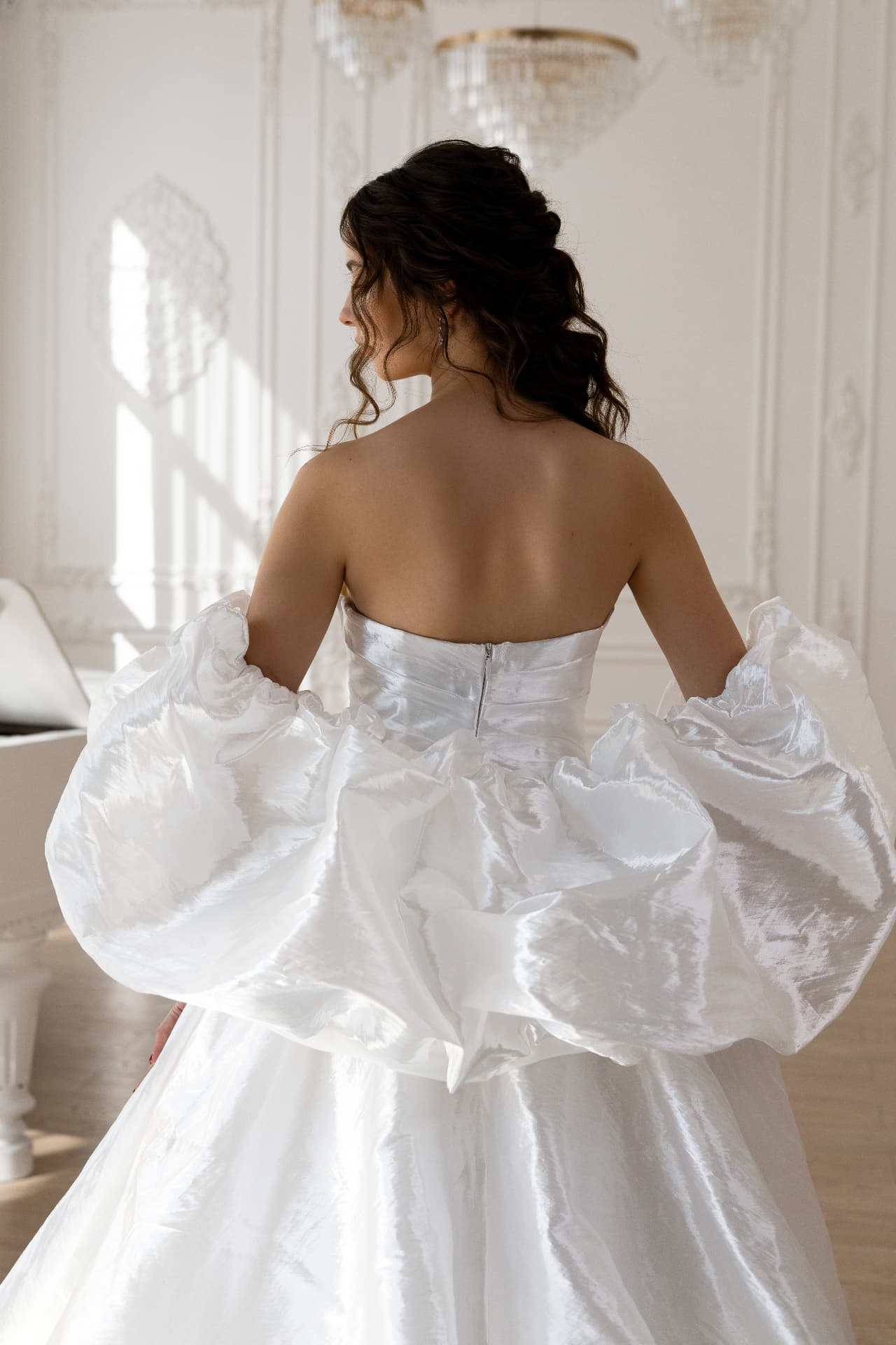 Selene — back detail of the bodice and puff sleeves