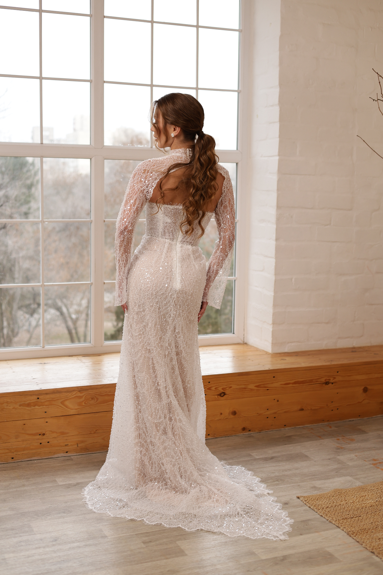 Rosa — back view with sculpted train