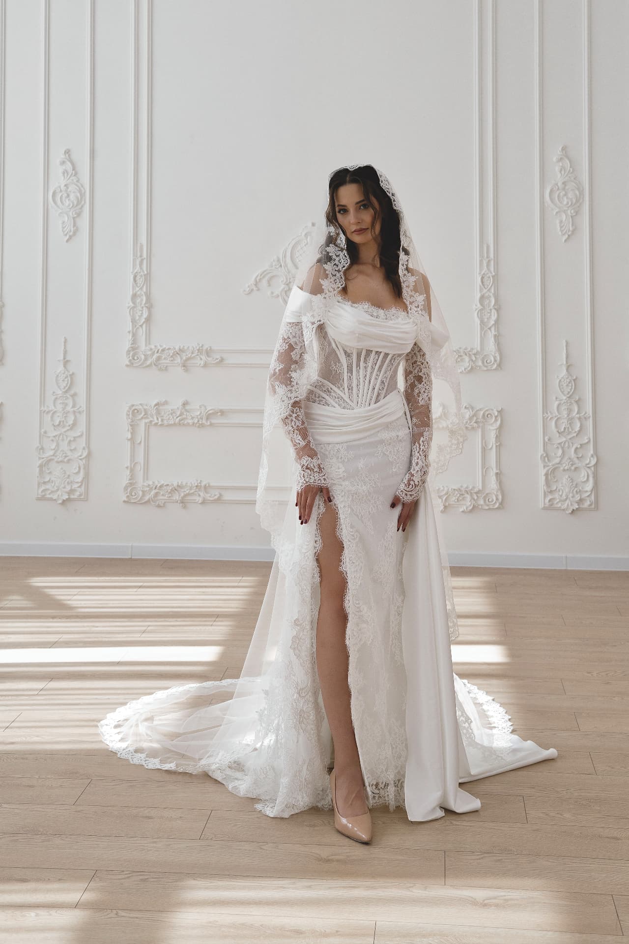 LETO — bridal styling with lace veil and sleeves