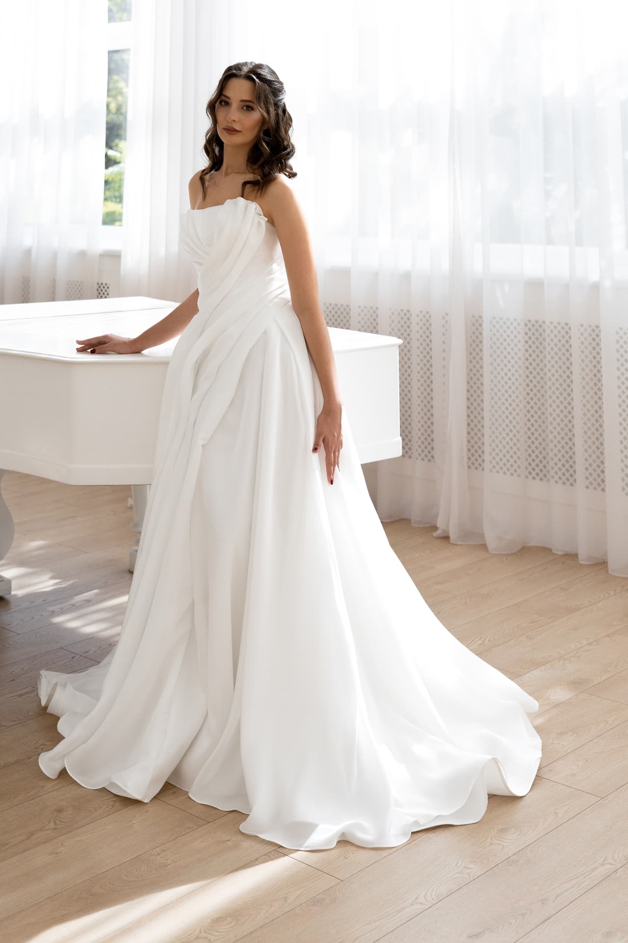 Frigg — three-quarter view beside a piano